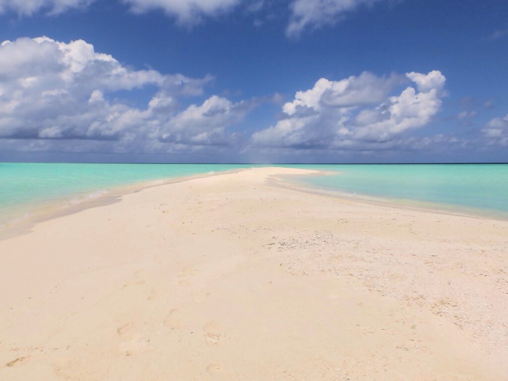 sandbank, beach, holiday-3608302.jpg